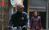 Người Hà Nội mặc thêm áo mưa ra đường vì lạnh